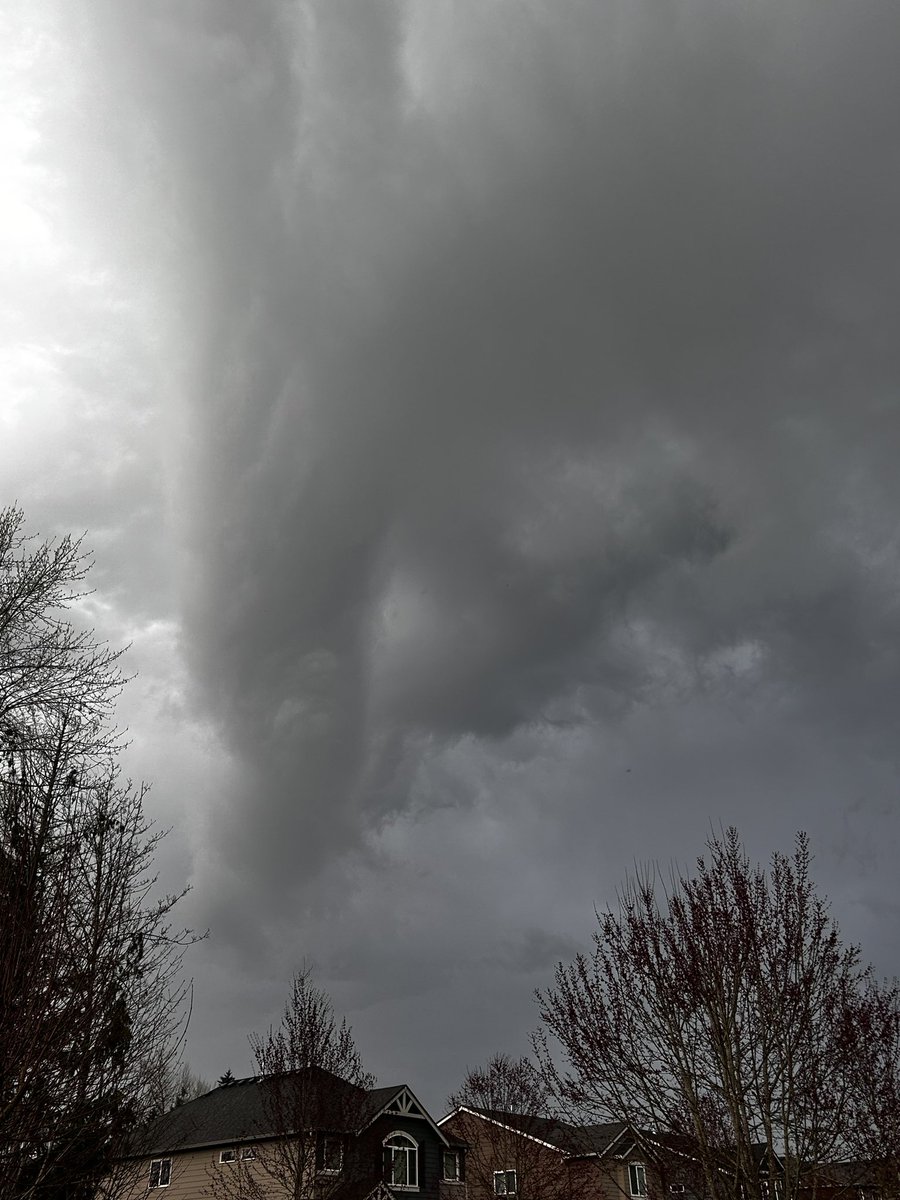 sweet_t75's tweet photo. @ryanhallyall What kind of cloud is this? https://t.co/du0AhqDuPT