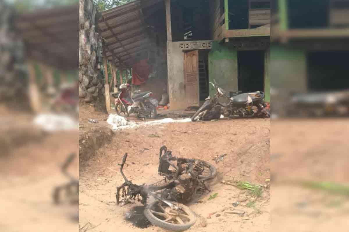 HURFOM's tweet photo. In just one week, four civilians—including a pregnant woman—were tragically killed by artillery shelling from junta forces in Tanintharyi Township, Myeik District.

Troops stationed in Thein Khun village reportedly fired heavy artillery toward nearby areas, with shells landing in Chaung Lamu village, located across from Thein Khun. The strikes resulted in multiple civilian casualties.

On March 21, around 3:00 PM, as residents of Chaung Lamu were transporting rice after fleeing earlier clashes, artillery shells struck the group. Among those killed were Daw Mi Mea, a 35-year-old pregnant woman, and her brother U Thaung Pu, 38.

“They were just trying to transport rice for survival after escaping the fighting. They died together,” said a resident from Thein Khun village.

Two other men from Chaung Lamu, aged 25 and 26, were severely injured during the same attack. One of them succumbed to his injuries later that evening.

Earlier that week, on March 16, a 40-year-old man from Chaung Lamu village was also killed instantly when another round of junta shelling hit the area.

Since March 17, intensified artillery shelling and airstrikes have forced nearly all residents of Chaung Lamu to flee, seeking safety and emergency shelter elsewhere.

Heavy fighting between junta forces and local resistance groups has continued in Thein Khun village tract since late December. Over the past week alone, Thein Khun, Chaung Nya Pauk, and Chaung Lamu villages have been targeted by near-daily airstrikes, with junta aircraft carrying out at least 14 bombing raids.