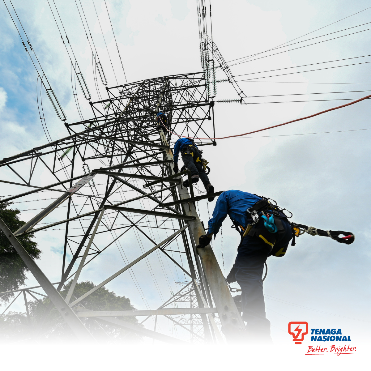 Tenaga_Nasional's tweet photo. Cabaran di lapangan bukan sekadar tugas—ia adalah amanah untuk memastikan pengguna dapat menjalani rutin harian dengan selesa dan selamat. Kerana bagi TNB, tenaga bukan sekadar bekalan, ia adalah nadi kehidupan. 

#BetterBrighter https://t.co/KCQAaZvuPR