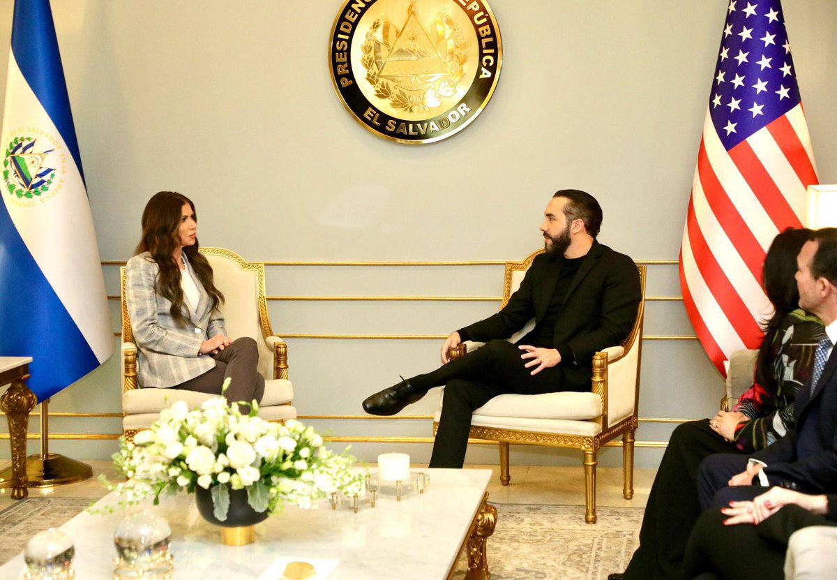 NoticieroSLV's tweet photo. En su visita a El Salvador, la Secretaria de Seguridad Nacional de Estados Unidos sostuvo una reunión con el Presidente @nayibbukele, con el objetivo de fortalecer la cooperación bilateral en materia de seguridad y migración.

Durante el encuentro, la Secretaria Noem agradeció al mandatario salvadoreño por el compromiso del país en la lucha contra la migración ilegal.