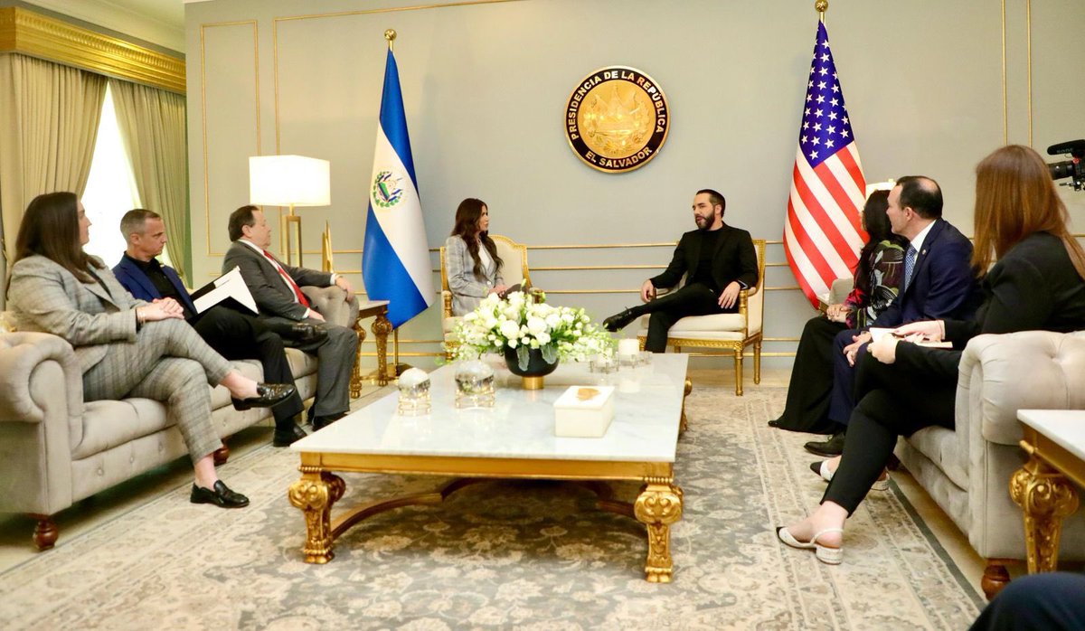 NoticieroSLV's tweet photo. En su visita a El Salvador, la Secretaria de Seguridad Nacional de Estados Unidos sostuvo una reunión con el Presidente @nayibbukele, con el objetivo de fortalecer la cooperación bilateral en materia de seguridad y migración.

Durante el encuentro, la Secretaria Noem agradeció al mandatario salvadoreño por el compromiso del país en la lucha contra la migración ilegal.