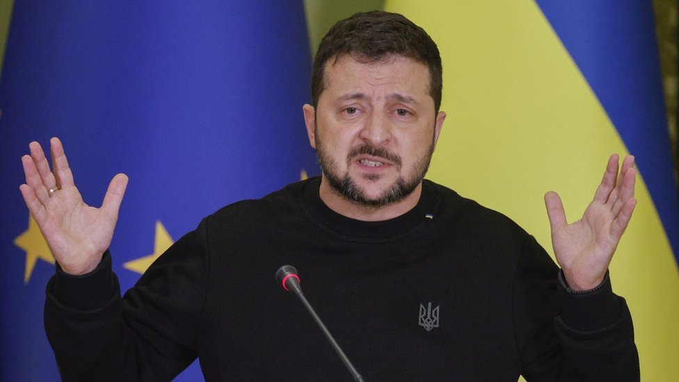 🚨🇺🇦 BREAKING: In speech to French government, Zelensky says US must not let Putin out of global isolation.

"He will die soon, that is a fact, and everything will be over."

Follow: <a href="/RTSG_News/">RTSG News</a>