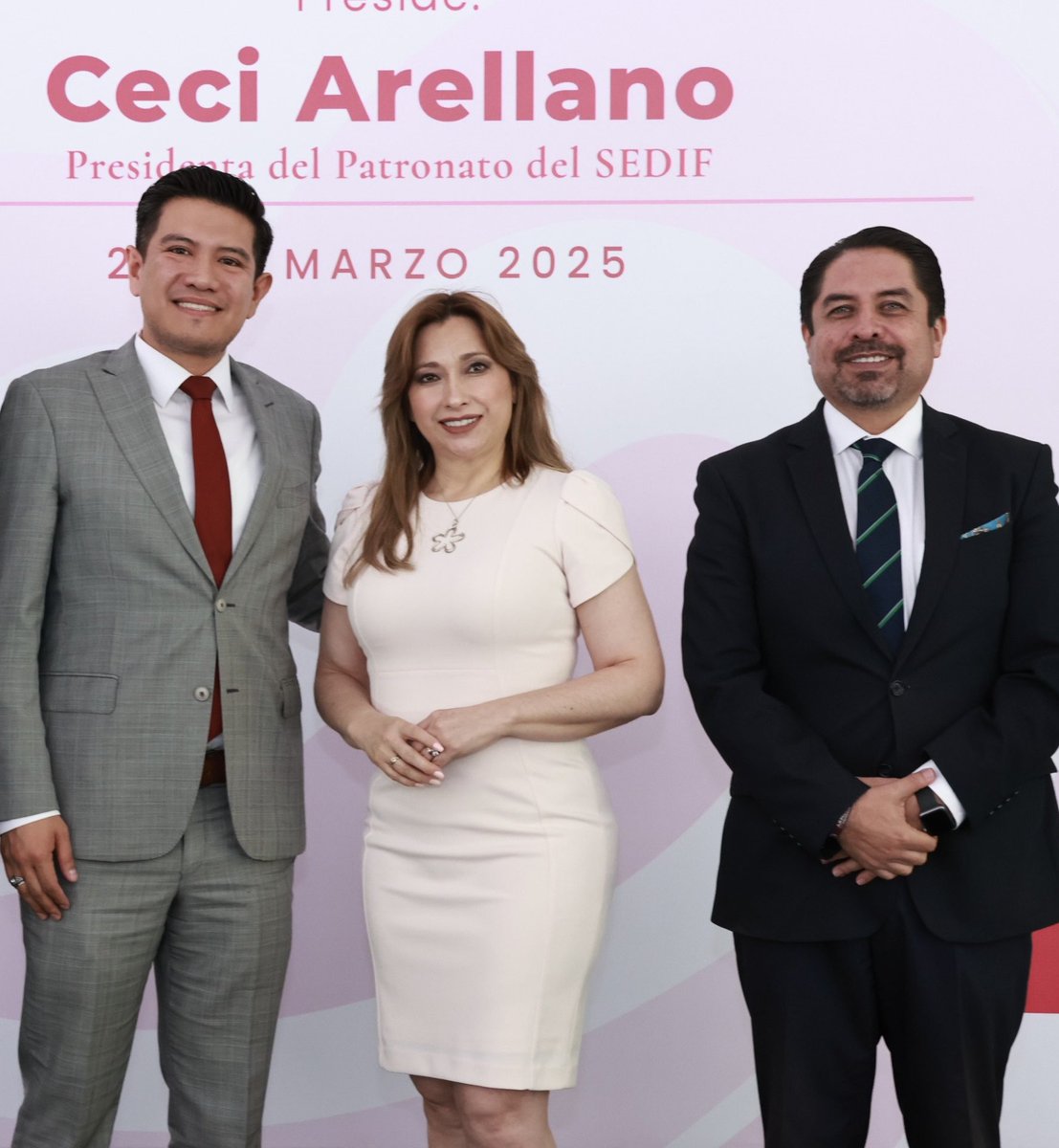 _LeoSoto's tweet photo. Un honor formar parte del gran equipo del voluntariado del Gobierno del estado.
Agradezco a mi Titular de @CienciaGobPue @CelinaPGuzman la designación.
Servir #PorAmorAPuebla es ir más allá del encargo encomendado 🫶🏼 y en equipo daremos los mejores resultados por nuestra tierra👊🏼 https://t.co/cKVd7HTW75
