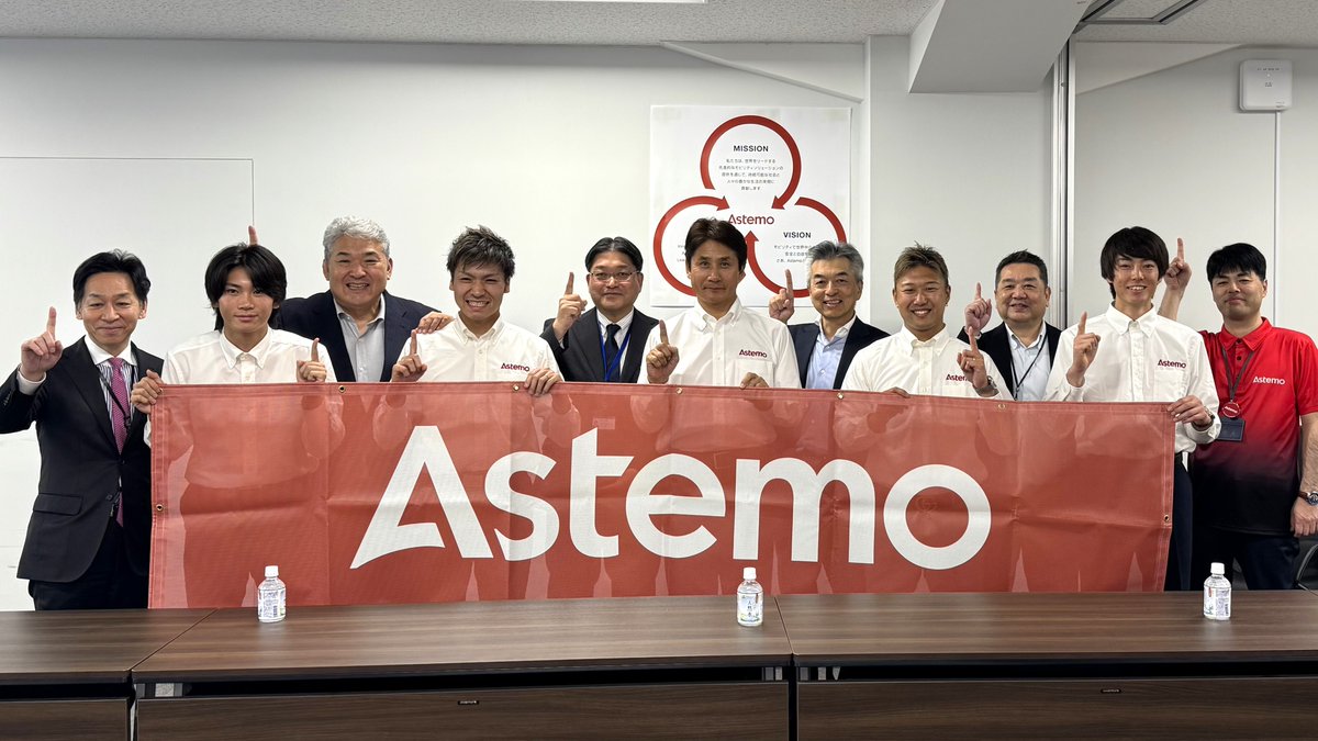Astemo (@astemojp) on Twitter photo Astemo Pro Honda SI Racingの伊藤監督、野左根選手、羽田選手、荒川選手、鈴木選手が大手町本社へ表敬訪問に来てくれました🏢✨
サイン会や写真撮影で従業員との交流も❣
2025シーズン開幕まであと1ヶ月🏍🏁
みなさん応援よろしくお願いします💪
<a href="/SIRacing17/">Astemo Pro Honda SI Racing</a> <a href="/T_H2323/">Taiga Hada</a>
<a href="/kohta_54/">荒川晃大</a> <a href="/ta_ku_to14/">鈴木大空翔</a> Astemo Pro Honda SI Racingの伊藤監督、野左根選手、羽田選手、荒川選手、鈴木選手が大手町本社へ表敬訪問に来てくれました🏢✨
サイン会や写真撮影で従業員との交流も❣
2025シーズン開幕まであと1ヶ月🏍🏁
みなさん応援よろしくお願いします💪
<a href="/SIRacing17/">Astemo Pro Honda SI Racing</a> <a href="/T_H2323/">Taiga Hada</a>
<a href="/kohta_54/">荒川晃大</a> <a href="/ta_ku_to14/">鈴木大空翔</a>