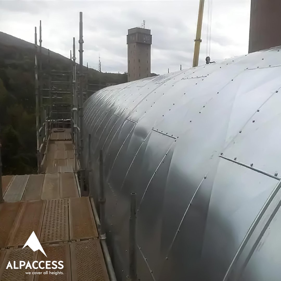 Additional to the thermal insulation for industrial pipelines and tanks, insulation inspections and surveys, we perform polyurethane foam insulation, using scaffolding systems and rope access technicians.