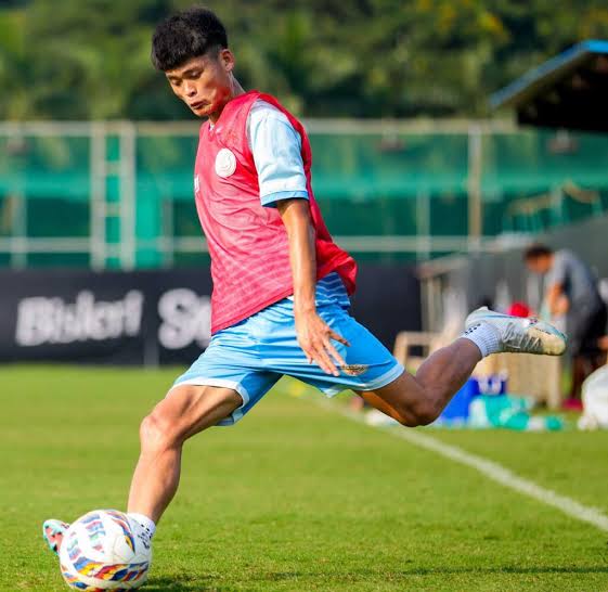 Ni8marefootball's tweet image. Let's talk about the future of Indian football! Starting with attaching midfielder Manglenthang Kipgen, who scored in Next Gen Cup against Premier League youth team. Impressive vision, passing &amp;amp; control! 

Feel free to add more!

#IndianFootball #FutureStars #RFDL #NextGenCup