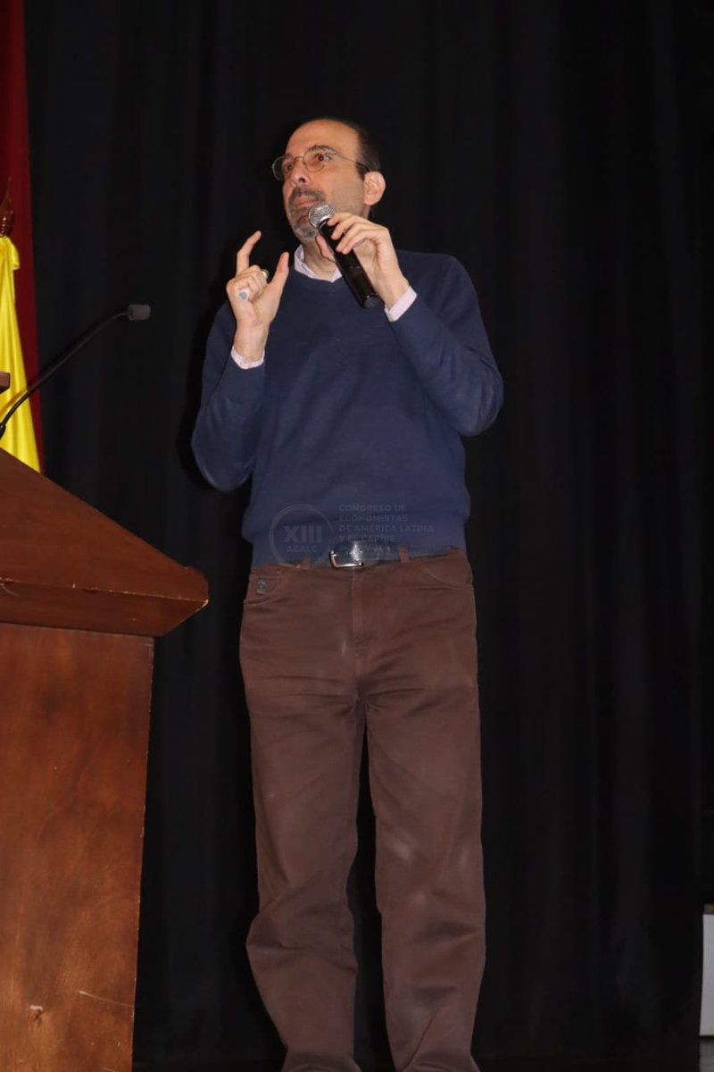 🔎En el segundo día del #CongresoEconomistas2025, Rafat Ahmed Ghotme analizó el conflicto en Medio Oriente. Con mapas, datos y contexto histórico, explicó cómo las potencias han moldeado la región y qué implicaciones tiene eso hoy para América Latina.