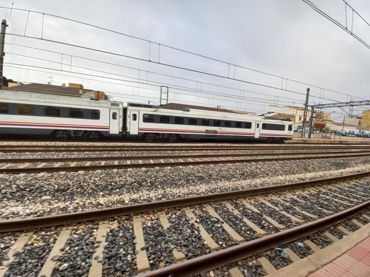 Ahir una vegada més les persones de l’#Ebre van seguir sent maltractades. És intolerable que al 2025 passin fets com ahir que es van  suprimir els Regionals cap a Tortosa i que durant 5 hores ens quedem incomunicats. Exigim solucions reals i urgents. <a href="/ERCEbre/">Esquerra Republicana Federació de l'Ebre</a>