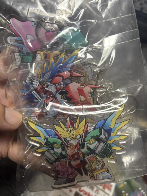 こないだのAnime japan2025というイベントで販売された異世界レッドグッズのサンプル送っていただいた アクリルスタンド結構なボリュームで開けるのもったいないなーキズナレッド絆創膏も入れてくれてた 