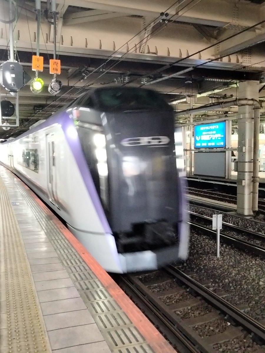 Glay_Knight's tweet photo. 立川駅から特急あずさに乗車🚈
画像がピンボケ😭

#乗り鉄  #JR #JR東日本 #JR東海 #JR西日本 #春休み #鉄道好き #立川駅 #特急あずさ #E353系 https://t.co/uV2jyrMP1Y