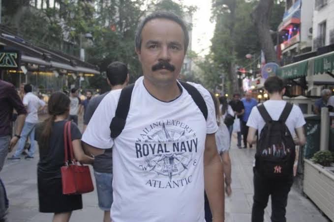 Veli Saçılık siyasi mahpus olarak Burdur cezaevindeyken devletin dozeri cezaevi duvarını yıkmaya çatışırken bir kolunu kaybetti. Vazgeçmedi mücadelesinden.. Daima devrimci mücadelesine devam etti. Şimdi gözaltında. #velisaçılıkı serbest bırakın!
