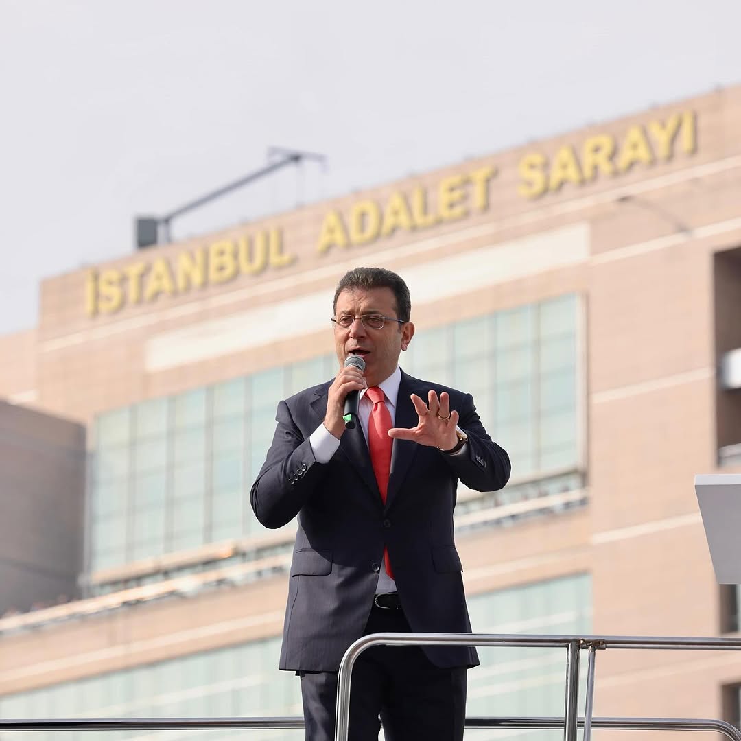 Özgür Özel: "Ekrem İmamoğlu içeride de olsa dışarıda da olsa adayımız. 

Ekrem İmamoğlu hapiste yatar, kitabını okur, biz onun adına o seçimi kazanırız."