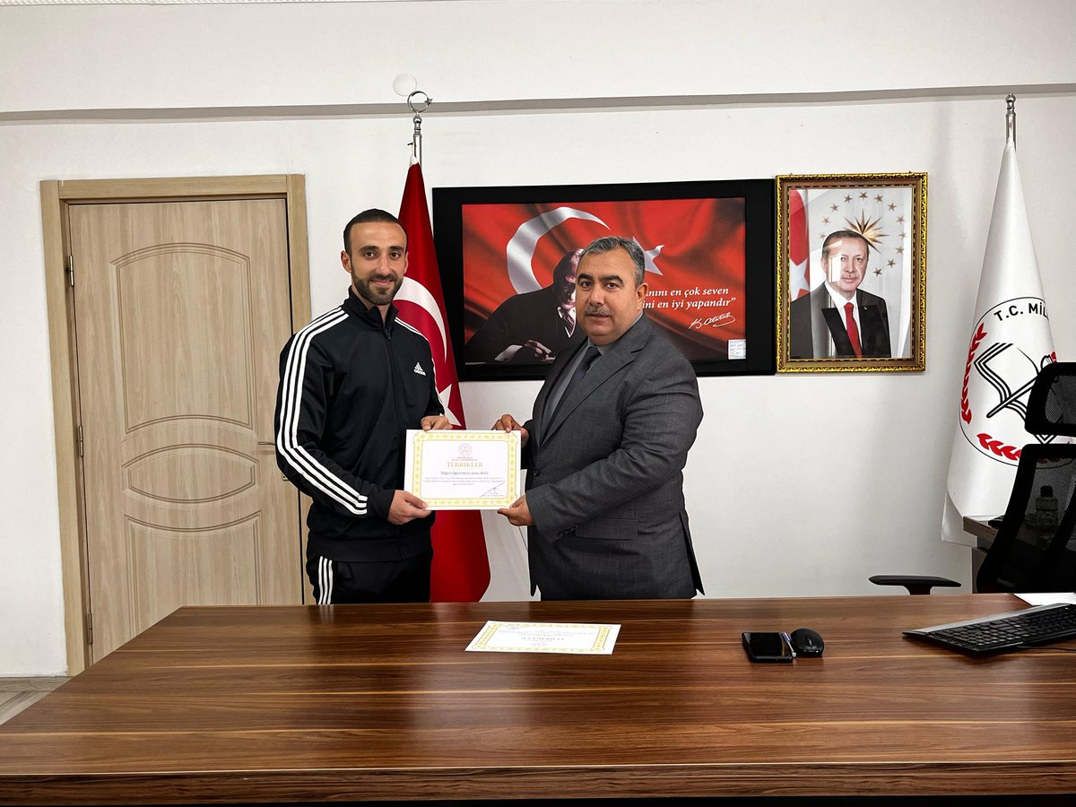 Ahi Evran Mesleki ve Teknik Anadolu Lisesi (@mtalevran) on Twitter photo Okulsporları Genç Erkekler Kort Tenisinde Şırnak’ta yapılan bölge müsabakalarında gruplarında birinci olan öğrencilerimizi İlçe Milli Eğitim Müdürü Sn. Sinan ATEŞ makamlarında kabul edip, başarı plaketi takdim etti.
<a href="/sanliurfammem63/">Şanlıurfa İl Milli Eğitim Müdürlüğü</a>
<a href="/Hilvan_MEM/">Hilvan İlçe Milli Eğitim Müdürlüğü</a>
<a href="/ASultanoglu63/">Asım SULTANOĞLU</a>
<a href="/Alicelik7363/">Ali ÇELİK</a> Okulsporları Genç Erkekler Kort Tenisinde Şırnak’ta yapılan bölge müsabakalarında gruplarında birinci olan öğrencilerimizi İlçe Milli Eğitim Müdürü Sn. Sinan ATEŞ makamlarında kabul edip, başarı plaketi takdim etti.
<a href="/sanliurfammem63/">Şanlıurfa İl Milli Eğitim Müdürlüğü</a>
<a href="/Hilvan_MEM/">Hilvan İlçe Milli Eğitim Müdürlüğü</a>
<a href="/ASultanoglu63/">Asım SULTANOĞLU</a>
<a href="/Alicelik7363/">Ali ÇELİK</a>