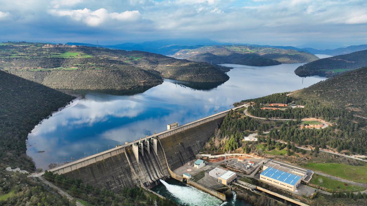 El pantà de Rialb, amb 2 anys de diferència.
Mateixos punts:
•06/02/23: pont de Politg, pantà pràcticament buit.
•25/03/23: presa amb mínims històrics.
•25/03/25 i 26/03/25: plena a vessar.
<a href="/TomasMolinaB/">Tomàs Molina</a> @marcsilvestre_ <a href="/gemmapuigf/">Gemma Puig Feliu</a> <a href="/eltempsTV3/">El temps</a> <a href="/lasequeradel22/">La Sequera del 22</a>