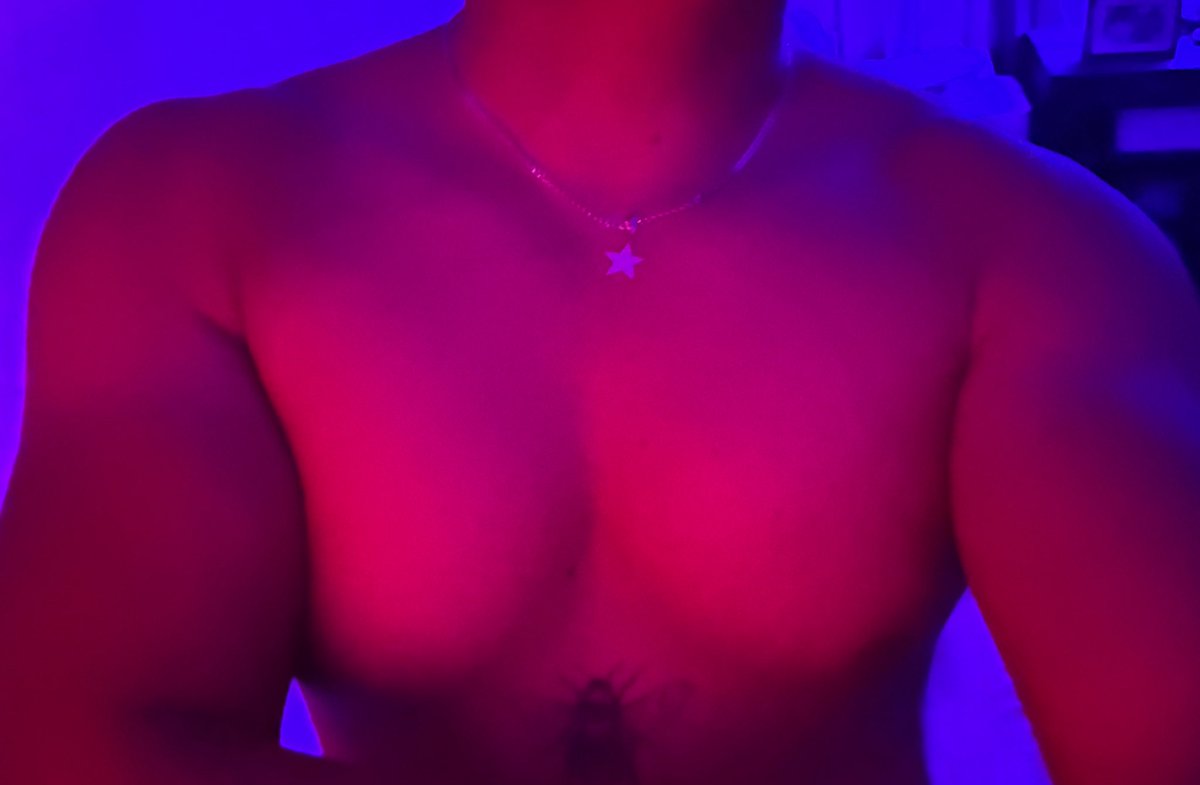 Yo solo soy un tetón que ama que le devoren las tetas a besos :(