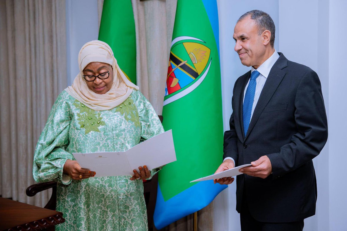 MamaSamia2025's tweet photo. 𝐊𝐀𝐙𝐈 𝐍𝐀 𝐔𝐓𝐔, 𝐓𝐔𝐍𝐀𝐒𝐎𝐍𝐆𝐀 𝐌𝐁𝐄𝐋𝐄.

Mama Samia Suluhu Hassan ni kiongozi mwenye maono, hodari, na mwenye bidii katika utendaji wake wa kazi. Uongozi wake umekuwa baraka kwa sekta mbalimbali, akileta mabadiliko chanya na maendeleo yanayogusa maisha ya Watanzania wote.

Tangu alipochukua nafasi ya urais, amejitokeza kama kiongozi shupavu anayesimamia maendeleo kwa vitendo. 

Amefanya juhudi kubwa kuimarisha uchumi wa nchi, kuboresha miundombinu, na kuhakikisha huduma muhimu kama afya na elimu zinaboreshwa kwa manufaa ya wananchi. 

Uwazi wake katika utawala na utayari wa kusikiliza mahitaji ya watu umemfanya kuwa mfano wa kuigwa kwa viongozi wa kizazi hiki.

Katika sekta ya afya, Mama Samia amewekeza kwa kiasi kikubwa kuhakikisha hospitali na vituo vya afya vinaboreshwa, dawa zinapatikana, na huduma zinawafikia wananchi wa mijini na vijijini.

 Katika elimu, amehakikisha watoto wa Kitanzania wanapata fursa sawa za kusoma kwa kuondoa vikwazo kama ada za shule.

Vilevile, amekuwa mstari wa mbele kuimarisha diplomasia ya kimataifa, kuhakikisha Tanzania inashirikiana na mataifa mengine kwa ajili ya maendeleo ya pamoja. Juhudi zake zimevutia wawekezaji wa ndani na nje, hali inayochochea ukuaji wa uchumi na kuongeza fursa za ajira.

Uongozi wake umeleta matumaini makubwa kwa Watanzania, kwani anaonyesha dhamira thabiti ya kuwatumikia kwa haki na uadilifu. Kila sekta imepata mguso wa uongozi wake imara, na mchango wake unaendelea kuleta maendeleo makubwa kwa Taifa. 

Bila shaka, Mama Samia ni kiongozi mahiri anayestahili pongezi kwa jitihada zake zisizochoka katika kuijenga Tanzania yenye maendeleo na ustawi kwa wote.