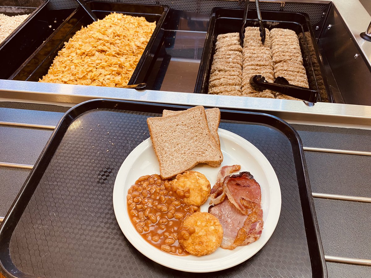 A few tired faces this morning (mainly teachers!)
A big breakfast before our final full day of activities. 😊☕️☀️💪🏻