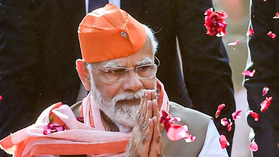 deepdownanlyz's tweet image. Saugat-e-Modi Before Waqf Bill: Masterstroke or Political Blunder? 
Follow @deepdownanlyz for future political analysis.
How can BJP come up with Saugat-E-Modi after learning tough lessons from Atalji's defeat in 2004 ?
Read this thread to find the answer👇