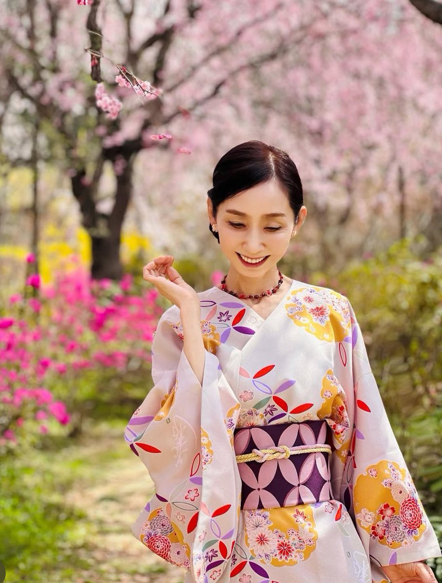 \\春の陽気に気分も🌸//

着くずれしない着物で、汚れても洗えると思ったら、お花見にも着ていこうという気持ちになる☺️

歩きやすくおはしょりもないので足長効果あり♪のおかげで着姿も👌

#仕立屋甚五郎 #簡単着物 #29秒で着れる #着物 #キモノ #kimono #OEM #東京ビッグサイト #衣装 #レンタル