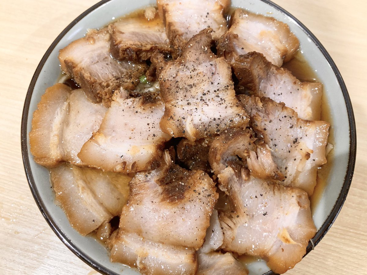神保町ランチ難民に告ぐ！立ち食いそば・うどん 豊はる「チャーシューそば（810円）」はおやおや麺どこですかと店主に尋ねたくなるよ！ペッパーたっぷりかけたら１枚ずつ喰らいつくと口の中が幸せだよ！箸休めでそばをすする感じだよ！意外とペロリいけるよ！#神保町ランチ 難民の救世主たらんことを！