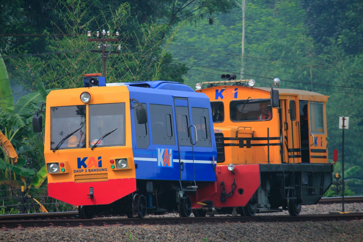 Lori dresin membawa Rombongan Direksi pt kai 

<a href="/KAI121/">Kereta Api Indonesia</a> <a href="/CommuterLine/">KAI Commuter</a> <a href="/keretaapikita/">Kereta Api Kita</a> <a href="/infobdg/">BANDUNG ᮘᮔ᮪ᮓᮥᮀ</a> <a href="/asmaraism/">Asmara</a> <a href="/kabarpenumpang/">KabarPenumpang</a> <a href="/argothrottle/">Argo Throttle</a> <a href="/jurnalrailfans/">Jurnal Railfans Media</a> <a href="/jalur5_/">Jalur5 Media</a> <a href="/semboyan35com/">semboyan35™ Indonesian Railfan</a> <a href="/mas_didiek/">Didiek Hartantyo</a> <a href="/irpsID/">Indonesian Railway Preservation Society (IRPS)</a>