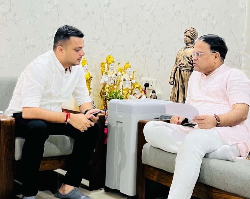 ikaushaldave's tweet photo. ।। जिवेत श��दः शतम् ।।

कार्यकर्ताओ के मार्गदर्शक गुजरात प्रदेश भाजपा के कुशल संगठन महामंत्री श्री रत्नाकर जी को जन्मदिवस की अनंत शुभकामनाएं।माँ भारती की सेवा में संलग्न रहने के ईश्वर आपको असीम ऊर्जा प्रदान करे।आप सदैव स्वस्थ और प्रसन्न रहें, यहीं मंगल कामना।

@ratnakar273 https://t.co/Eesr2jAzby