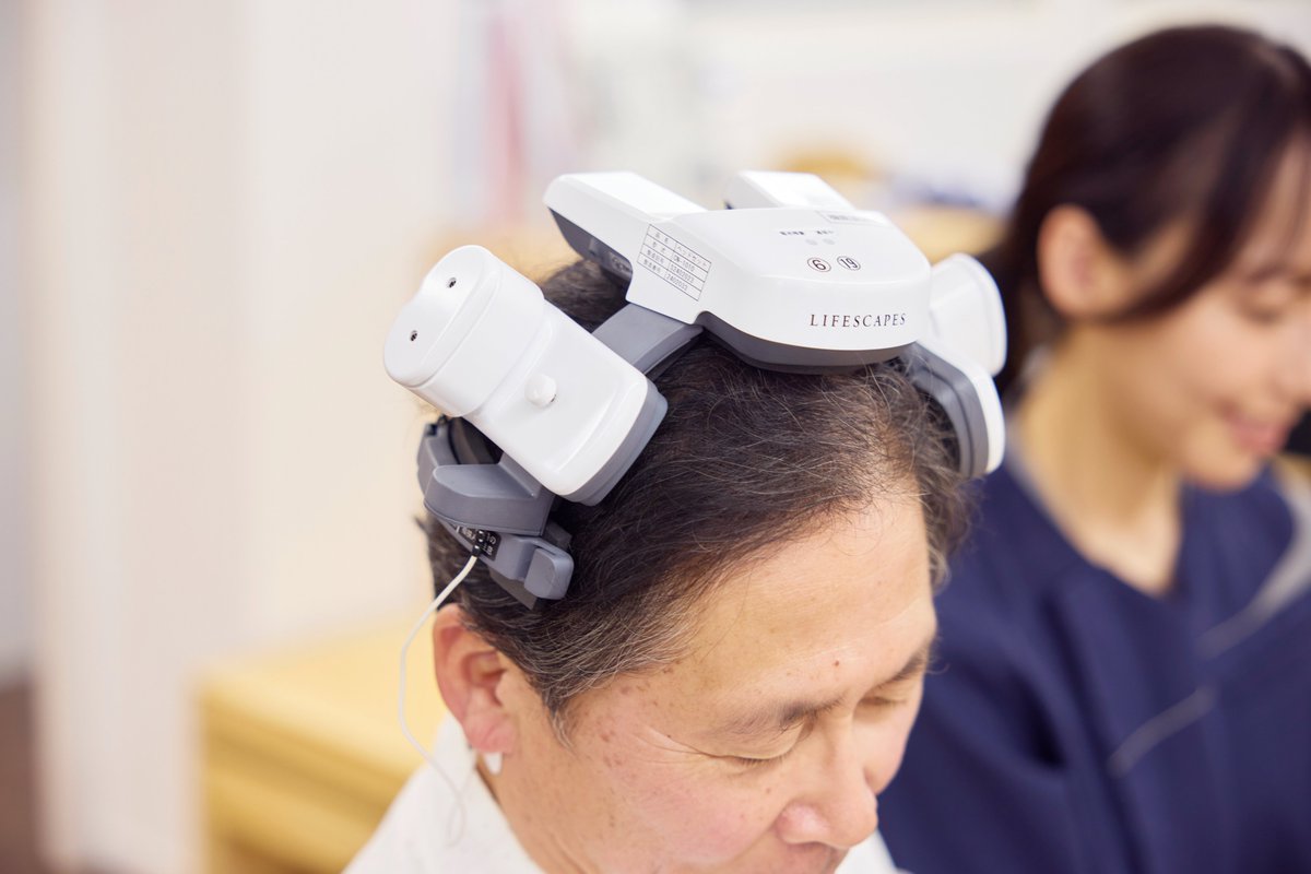 selbst_d's tweet image. 【機器紹介①】私たちの施設では、数多くの最新リハビリロボットを導入しています。11月には、新たにLifescapes社の機能訓練用　#BrainMachineInterface　を導入しました！脳波からユーザーの意思を読み取り、それに連動してロボットが手の動きをアシストします。