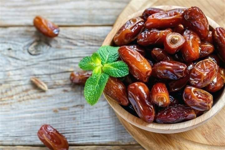 علاج التمر للشفاء من العين والسحر 

- الوصفة تخرج مادة السحر وأذى العين ..
- وتنظيف البطون والأحشاء والأمعاء والمعدة .. والأرحام .

فضلها بتفيدك وتابع السرد 🤍