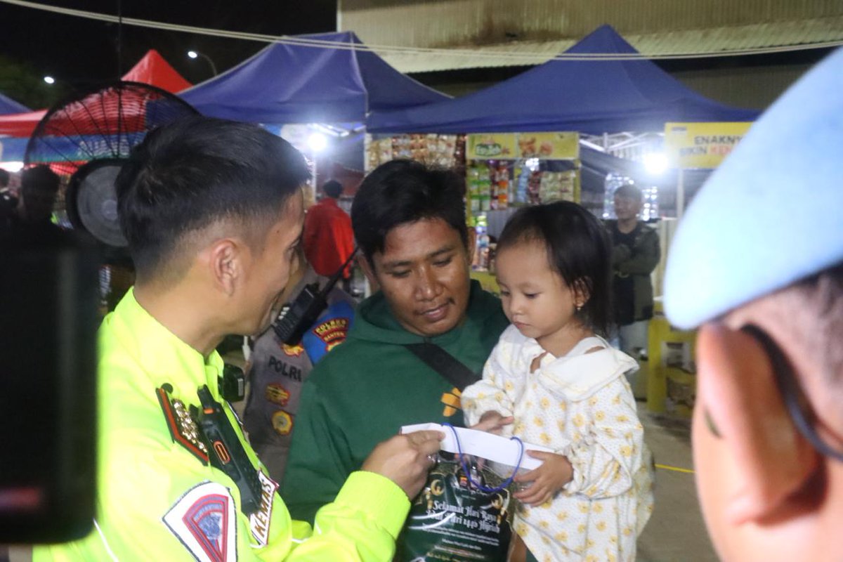 Kapolres Cilegon menyapa dan berikan bingkisan kepada para pemudik yang akan lebaran di kampungnya