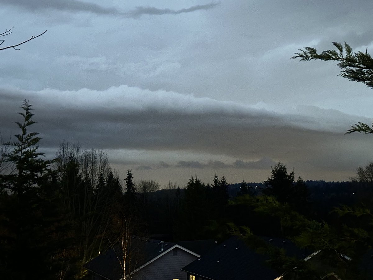lbc_weather's tweet image. Sharing my four favorite photos from tonight’s storms.
#wawx @MorganKIRO7 @NWSSeattle @ShannonODKOMO