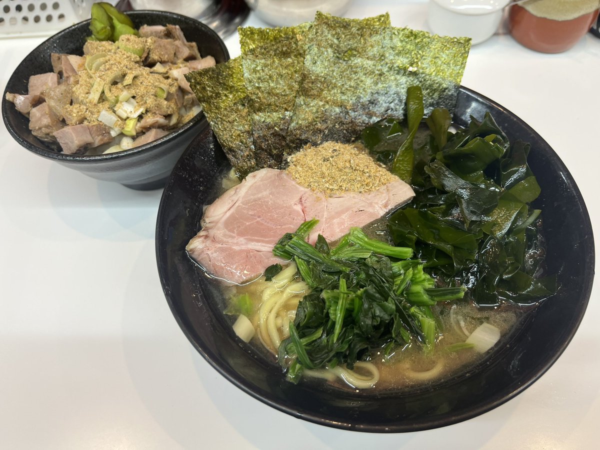 沼津市　塚田家　

冬限定　煮干豚骨ラーメン🐟
わかめ🐟
煮干し飯🐟

火曜日の晩御飯🍜
今年の煮干しを食べ納め🤗

美味である😋😋
#家系ラーメン
#美味である