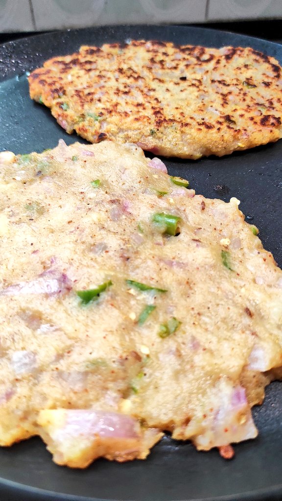 baNkster714's tweet image. Breakfast time with Mom = Innovation Time! 🤓

Mashed Potato Onion Dosa served with fresh raw mango chutney! 😋

#Cooking #ChefVibes #Foodie