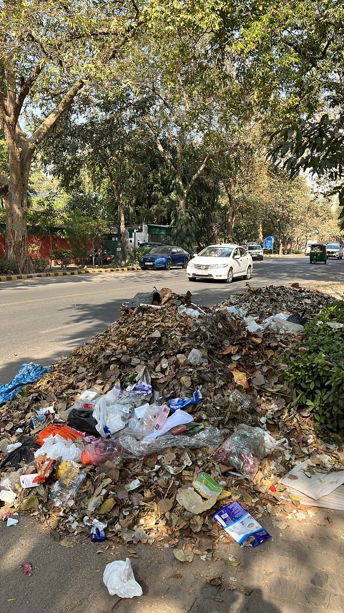 BPerappadan's tweet image. @ndmcscl @RekhaGuptaCM #springindelhi #indianparliament #cleandelhi 300 meters from parliament (on Mahadev Road) Morarji Desai Yoga Centre, near Rajya Sabha TV