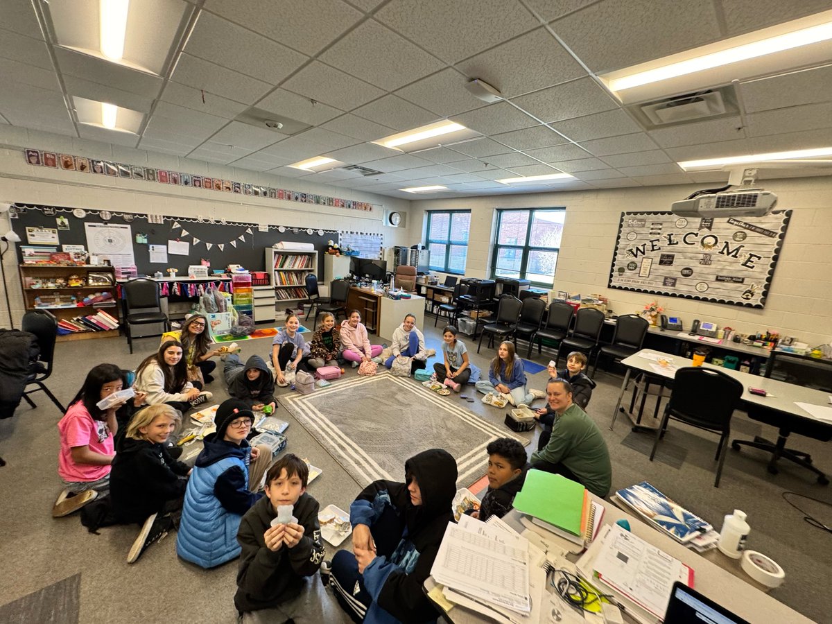 Having lunch with a teacher is a great way to foster a sense of community and build relationships between students and teachers.
Almorzar con un maestro(a) es una excelente manera de fomentar comunidades y fortalecer las relaciones de estudiantes y maestros.