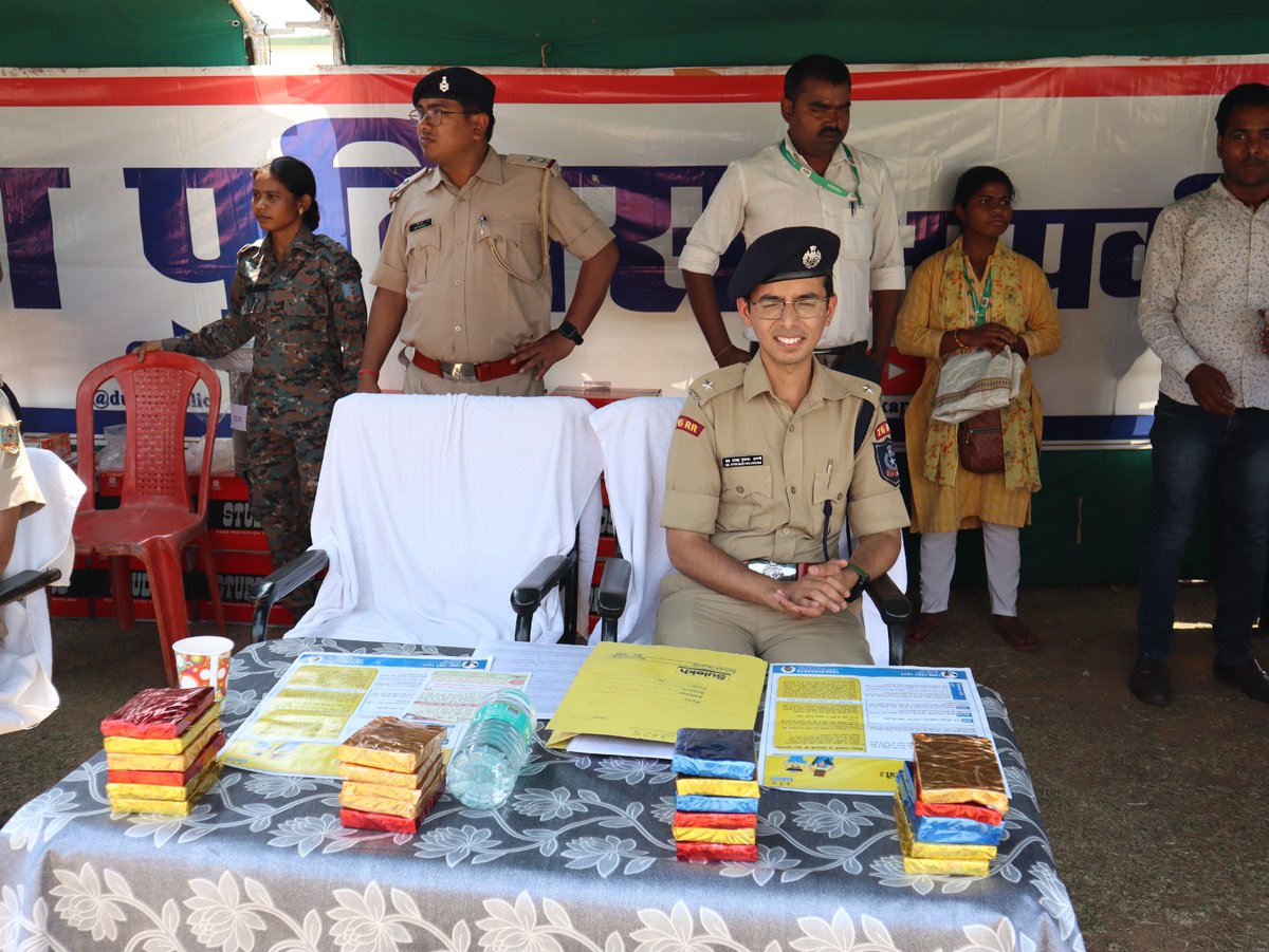 DumkaPolice's tweet photo. पुलिस अधीक्षक, दुमका के निर्देशानुसार दुमका जिले के मुफ्फसिल थाना अंतर्गत गांदो हाई स्कूल मैदान में दुमका पुलिस द्वारा जागरूकता कैंप का आ��ोजन किया गया।
थाना प्रभारी मुफस्सिल प्रशिक्षु आईपीएस डॉ मोहमद सैयद मुस्तफा हाशमी के नेतृत्व में आयोजित......(1/2) https://t.co/Pp6oGh5y7W