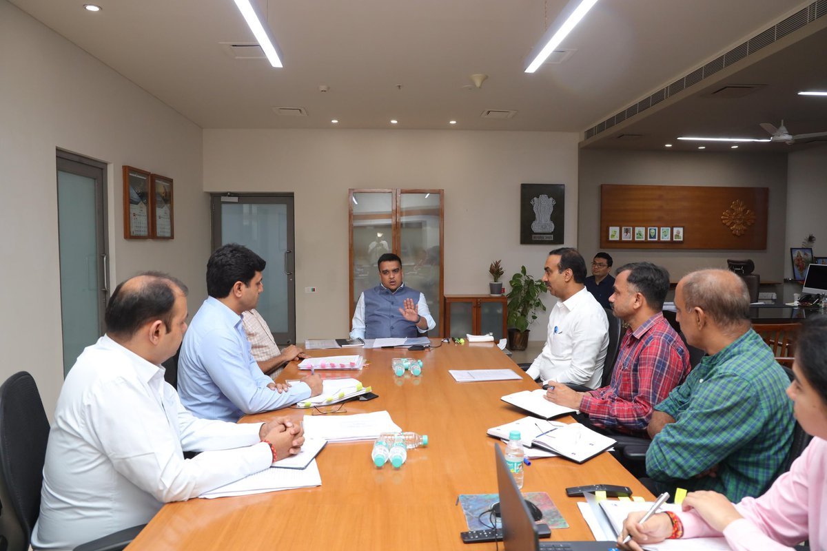 sanghaviharsh's tweet photo. Met with officers from the Transport Department to discuss ways to enhance public services for motor licensing and RC books. Our goal is to make processes smoother and more efficient for all.
#RoadAndTransportDepartment #MotorLicensing #PublicServices https://t.co/D3fN1wmqFo