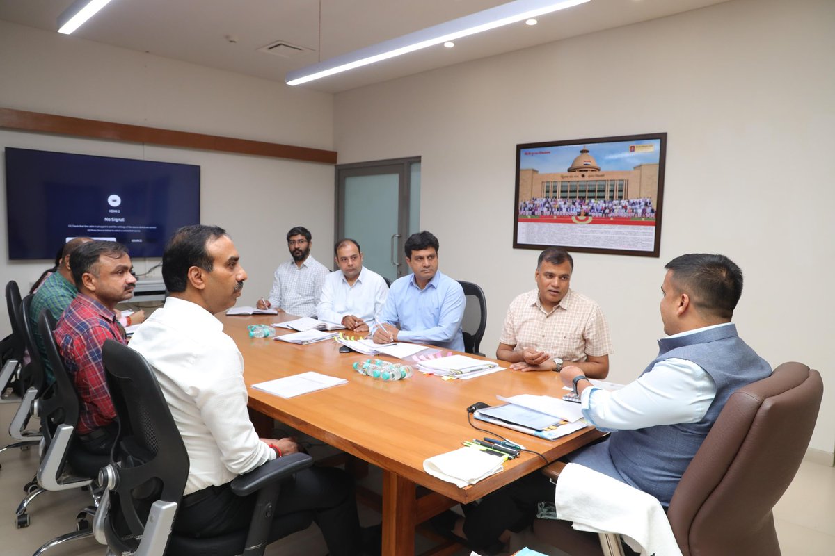 sanghaviharsh's tweet photo. Met with officers from the Transport Department to discuss ways to enhance public services for motor licensing and RC books. Our goal is to make processes smoother and more efficient for all.
#RoadAndTransportDepartment #MotorLicensing #PublicServices https://t.co/D3fN1wmqFo