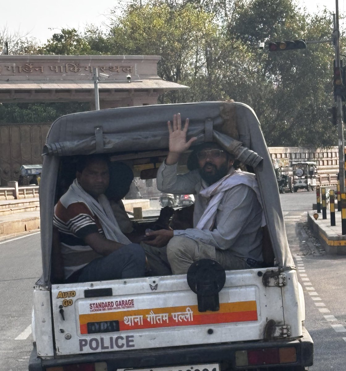 हक़ की आवाज भी उठाने नहीं देते😞

जहाँ जाओ अपना हक़ मांगने वहाँ पुलिस गाड़ी में भर लेती है गिरफ़्तार कर लेते है !

हम सब डरने वाले नहीं है बल्कि डटने वाले है,डट कर अपने हक की आवाज उठायेंगे।

हमको न्याय देने में देरी इस लिए की हम पिछड़े दलित है??
#69000_शिक्षक_भर्ती_आरक्षण_घोटाला