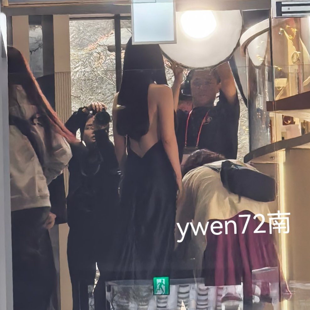 jiwononly1019's tweet image. 불가리 김지원 오늘 드레스착 진짜 ㅁㅊ나봐..개큰거온다