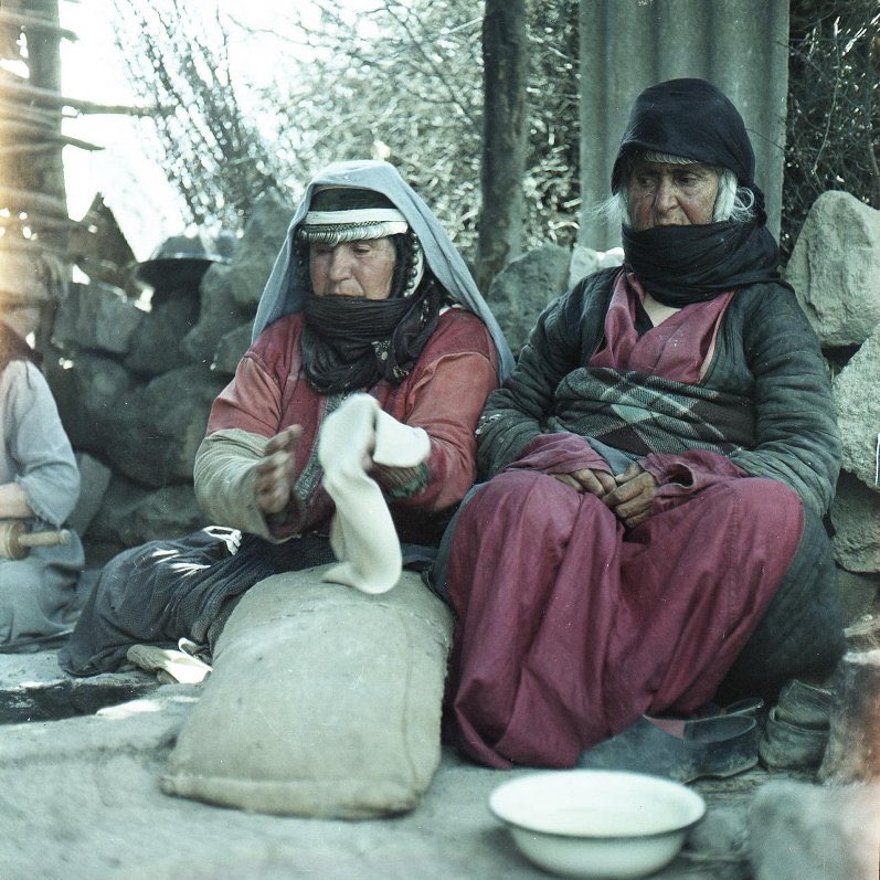 Armenian women baking lavash, Syunik, 1967.

📸 Vsevolod Tarasevich.