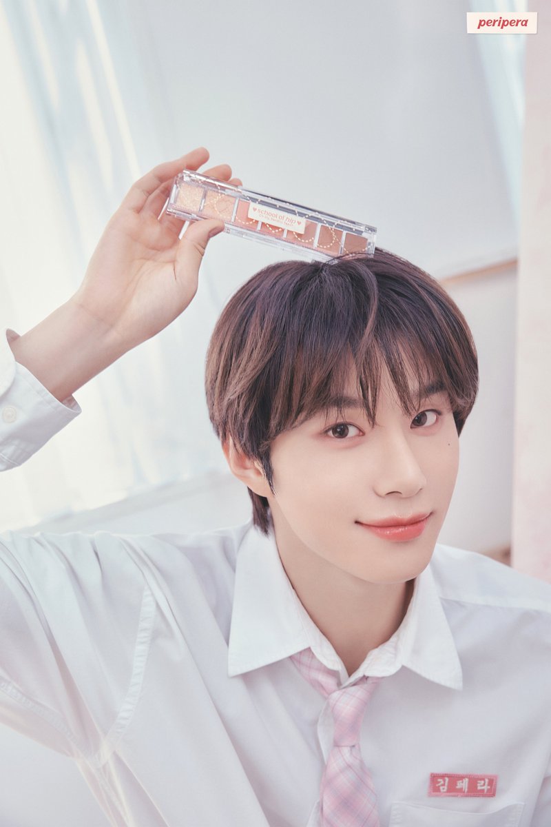 periperakr's tweet photo. 우리 웜행평가 같이 하자!

웜전공 김페라 선배가 알려주는
스쿨 오브 힙 컬렉션🎒

NCT 정우 메이크업 ITEMS
💌 올테이크 무드 팔레트 09호 야레야레 못 말리는 복숭아
💌 잉크 무드 글로이 틴트 35호 코랄특강

𝙉𝙚𝙬 ( ⁣𝗦𝗰𝗵𝗼𝗼𝗹 𝗢𝗳 𝗛𝗶𝗽 ⁣) Collection
2025.04.01 올리브영 𝘾𝙤𝙢𝙞𝙣𝙜 𝙎𝙤𝙤𝙣!