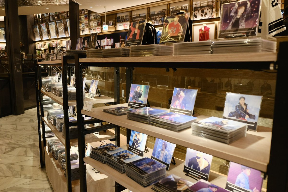 SHIBUYATSUTAYA's tweet photo. ◤LDH LIVE EXPO 2024◢
スペシャル コラボレーションカフェ
in SHIBUYA TSUTAYA

本日オープンしました👏🏻
コラボカフェオープンを記念したオリジナルグッズをいち早く公開⚡️
※一部購入制限がございます。

📍グッズ情報は動画をチェック✔️
TikTok
https://t.co/Bi1EShgqFY
Instagram
 https://t.co/NdLnfjUdiF
@ldhliveexpo