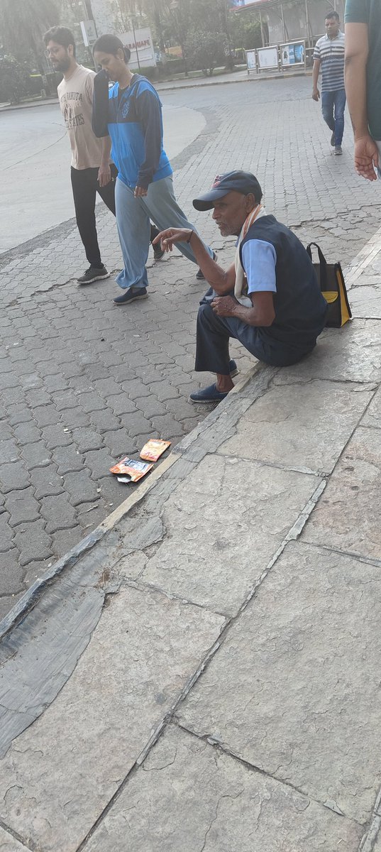 devamitrapanda's tweet image. #myrandomclick  राह पे रहते हैं यादों पे बसर करते हैं 
खुश रहो अहले वतन
हम तो सफर करते हैं 😍😍😍😍