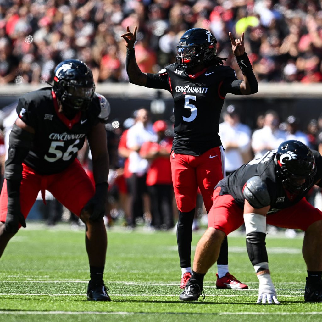 ykitsmatthew's tweet image. #AGTG After a conversation with @TheGuruStew I’m blessed to receive my second Big 12 offer from University Of Cincinnati. Go Bearcats! @Coach_SandersQ @coachbschu @247recruiting @PrepRedzoneAR