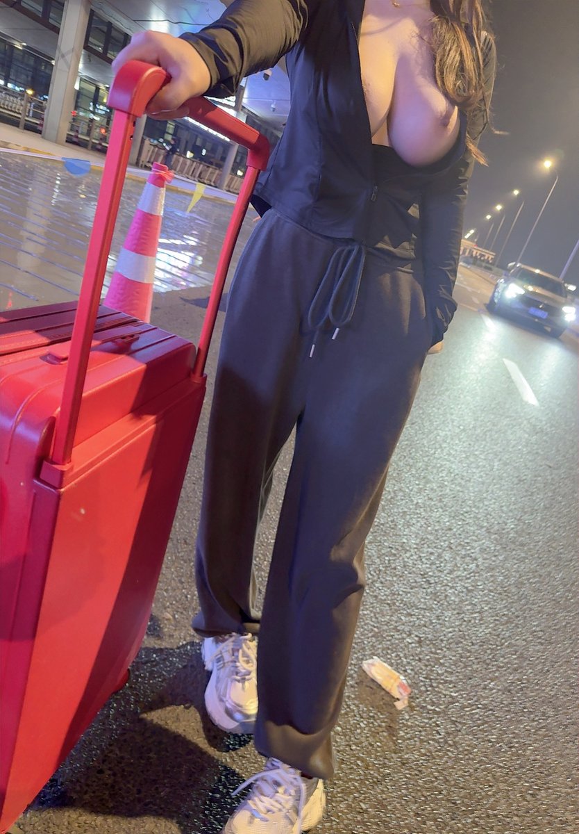 以为晚上的机场门口可以嚣张一点，拍完才发现，对面有好几个男孩子一边抽烟一边看着这里，假装淡定侧身想躲一躲，结果背后有车开了过来。太难了……

@luchu888 @luchu888888 @Public_Catgirl1 https://t.co/YHQ7XPGTGU