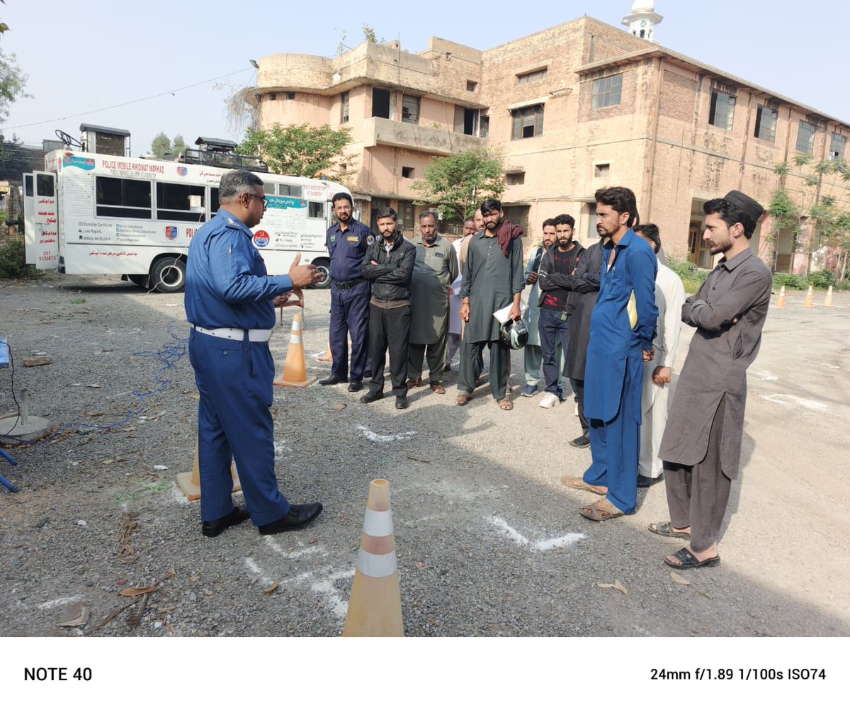 ctprwp's tweet photo. اولڈ واران ڈپو صدر میں HTV ٹیسٹ جاری
اولڈ واران ڈپو، صدر میں ہیوی ٹرانسپورٹ وہیکل (HTV) کے ڈرائیونگ ٹیسٹ کا سلسلہ جاری ہے۔
ٹریفک پولیس کی ٹیم موقع پر موجود ہے اور تمام ٹیسٹ شفاف اور میرٹ پر لیے جا رہے ہیں۔
#HTVTest #DrivingLicense #CTPRwp #OldVaran #RawalpindiTrafficPolice https://t.co/b5eHyb3t8f