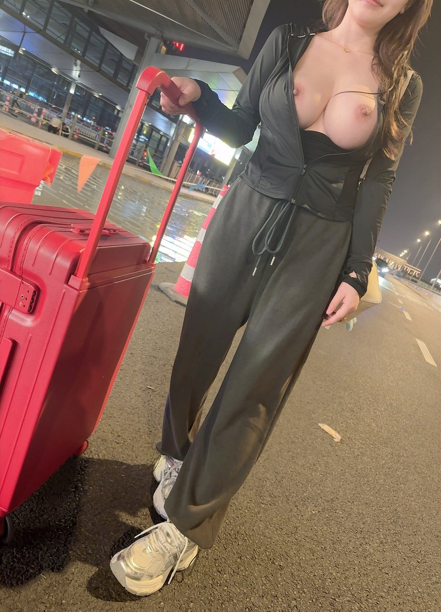以为晚上的机场门口可以嚣张一点，拍完才发现，对面有好几个男孩子一边抽烟一边看着这里，假装淡定侧身想躲一躲，结果背后有车开了过来。太难了……

@luchu888 @luchu888888 @Public_Catgirl1 https://t.co/YHQ7XPGTGU