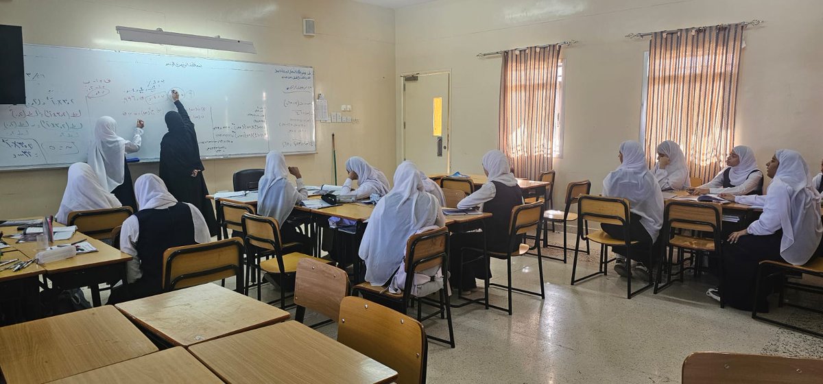 تابعت  الأستاذة بدرية مديرة المدرسة والأستاذة مديحة المساعدة إلتزام  الطالبات بالحضور اليوم الخميس ٢٧ مارس ، كما قامتا بزيارات إشرافية لعدد من المعلمات.