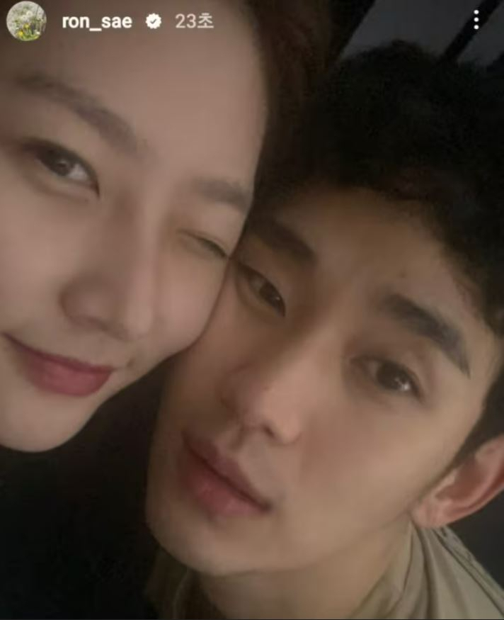 pannchoa's tweet photo. "Even if you kissed me, I wouldn't know" "When can I hug you to sleep?" Forensics results prove once and for all that Kim Soohyun was dating Kim Saeron during her minor years revealed by Kim Saeron and Kim Soohyun's Katalk exchange in 2016
https://t.co/pE6PYxHP42 https://t.co/kwFSh4xRDD