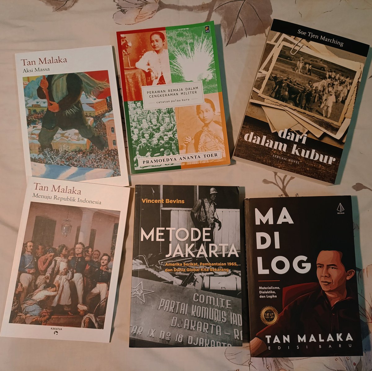 awomanotapoet_'s tweet image. Membaca adalah bentuk perlawanan, mau itu fiksi atau non-fiksi. Mari jadi pembaca yang tidak takut melawan rezim, jadilah pembaca yang tidak enggan menyuarakan hak kita, mari jadi pembaca yang tidak takut dibungkam oleh para babi perusak bangsa✊🔥